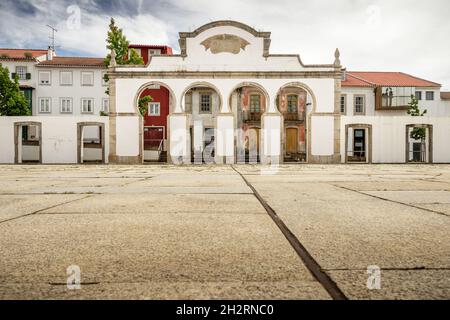 Vista delle rovine della facciata del vecchio mercato in Piazza Camões a Braganca, Portogallo. Foto Stock