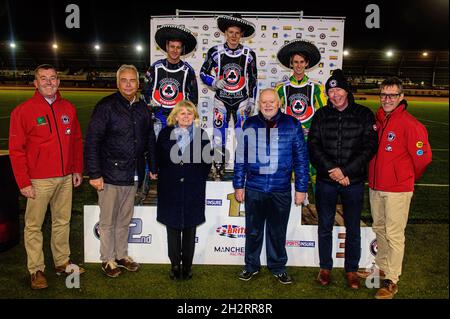 MANCHESTER, REGNO UNITO. 23 OTTOBRE posteriore: (l-r) Ryan Douglas, Dan Bewley, Max Fricke. Front(l-r) Adrian Smith (CEO Belle Vue), Robin Southwell (proprietario Belle Vue), Lynn Craven, Robert Craven, Tony Rice (proprietario), Mark Lemon (direttore della pista - Belle Vue) durante l'evento del Peter Craven Memorial Trophy presso il National Speedway Stadium di Manchester sabato 23 ottobre 2021. (Credit: Ian Charles | MI News) Credit: MI News & Sport /Alamy Live News Foto Stock