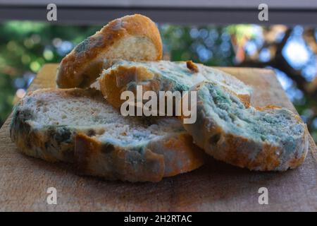 Fette di pane stampate su un tavolo nero lucido. Foto Stock