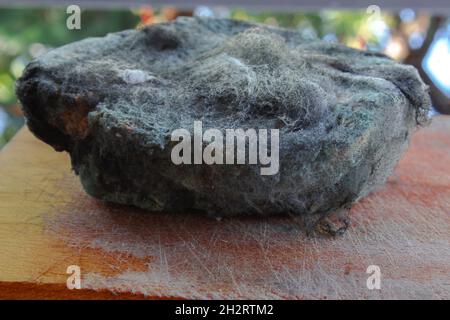 Pane stampato su un tavolo nero lucido. Foto Stock