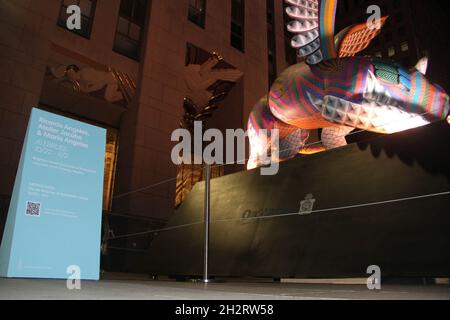 New York, Stati Uniti. 23 ottobre 2021. (NUOVO) settimana del Messico: Giorno della morte al Rockfeller Center. 23 ottobre 2021, New York, USA: Una mostra di Ricardo Angeles, Atelier Jacobo & Maria Angeles dal 22 ottobre al 2 novembre è disponibile al pubblico presso il centro Rockfeller di New York . Le persone sono viste parlare selfie con loro. (Credit Image: © Niyi Fote/TheNEWS2 via ZUMA Press Wire) Foto Stock