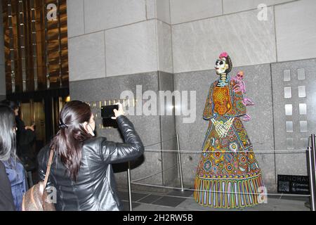 New York, Stati Uniti. 23 ottobre 2021. (NUOVO) settimana del Messico: Giorno della morte al Rockfeller Center. 23 ottobre 2021, New York, USA: Una mostra di Ricardo Angeles, Atelier Jacobo & Maria Angeles dal 22 ottobre al 2 novembre è disponibile al pubblico presso il centro Rockfeller di New York . Le persone sono viste parlare selfie con loro. (Credit Image: © Niyi Fote/TheNEWS2 via ZUMA Press Wire) Foto Stock