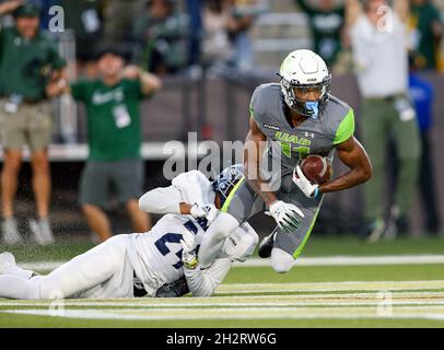 Birmingham, Alabama, Stati Uniti. 23 ottobre 2021. UAB Blazers ampio ricevitore Trea Shropshire (11) trasporta ciò che sarebbe stato un gioco di touchdown che è stato negato a causa di una penalità durante una partita di calcio NCAA tra i Blazers UAB e il riso Owls al Protective Stadium di Birmingham, Alabama. Riso sconfitto UAB 30-24. Brandon Sumrall/CSM/Alamy Live News Foto Stock