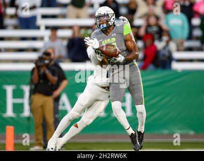 Birmingham, Alabama, Stati Uniti. 23 ottobre 2021. UAB Blazers ampio ricevitore Trea Shropshire (11) trasporta ciò che sarebbe stato un gioco di touchdown che è stato negato a causa di una penalità durante una partita di calcio NCAA tra i Blazers UAB e il riso Owls al Protective Stadium di Birmingham, Alabama. Riso sconfitto UAB 30-24. Brandon Sumrall/CSM/Alamy Live News Foto Stock