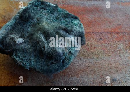 Pane stampato su un tavolo nero lucido. Foto Stock