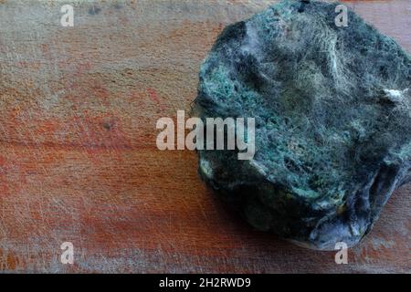 Pane stampato su un tavolo nero lucido. Foto Stock