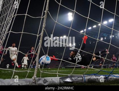 Bologna, Italia. 23 ottobre 2021. Lo Zlatan Ibrahimovic di AC Milan segna un gol durante una partita di calcio a Bologna e AC Milan a Bologna, Italia, il 23 ottobre 2021. Credit: Alberto Lingria/Xinhua/Alamy Live News Foto Stock