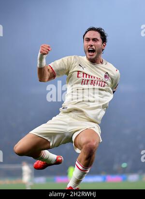 Bologna, Italia. 23 ottobre 2021. Davide Calabria di AC Milan celebra il suo obiettivo durante una partita di calcio della Serie A tra Bologna e AC Milan a Bologna, Italia, il 23 ottobre 2021. Credit: Alberto Lingria/Xinhua/Alamy Live News Foto Stock