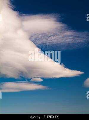 Suggestive nubi bianche di cumulo nel cielo azzurro Foto Stock