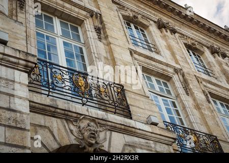 Primo piano sulla facciata dell'edificio della Place de la Bourse a Bordeaux, Francia Foto Stock