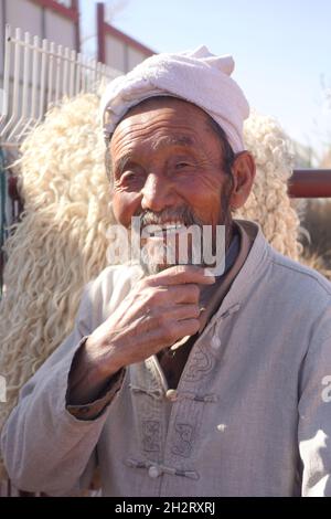 Uomo cinese anziano con turbante a Jingbian, Cina Foto Stock