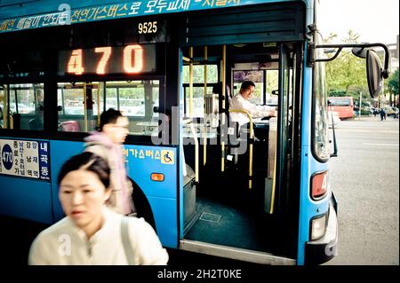 COREA DEL SUD. SEUL. FERMATA DELL'AUTOBUS IN SAEMUNANGIL AVENUE Foto Stock