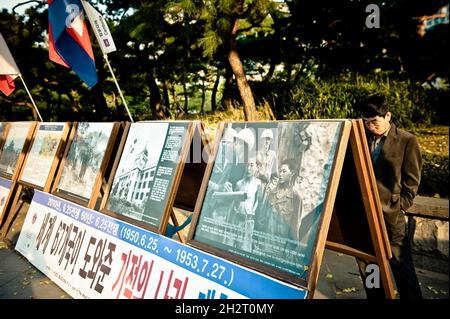 COREA DEL SUD. SEUL. PANNELLI DI STORIA DELLA GUERRA COREANA IN SEJONGNO AVENUE Foto Stock