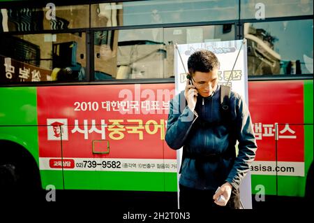 COREA DEL SUD. SEUL. FERMATA DELL'AUTOBUS NEL QUARTIERE DI INSADONG Foto Stock