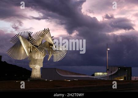 FRANCIA, PIRENEI ATLANTICI (64) PAESI BASCHI, BIARRITZ, DI NOTTE, L'OPERA DELLO SCULTORE MANOLO VALDES, 'LA SIGNORA DEL MARE', ERETTA SULLA A. Foto Stock