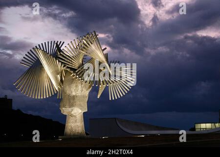 FRANCIA. PIRENEI ATLANTICI (64). L'OPERA DELLO SCULTORE MANOLO VALDES, 'LA SIGNORA DAL MARE' A BIARRITZ Foto Stock