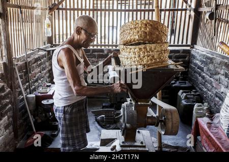 INDONESIA, ISOLA DI LEMBATA, VILLAGGIO DI LAMALERA. SULLA COSTA MERIDIONALE DI LEMBATA, IL VILLAGGIO DI LAMALERA (POP. 2,500) È CONOSCIUTA PER LA CACCIA ALLE BALENE. Foto Stock