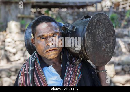 INDONESIA, ISOLA DI ALOR, VILLAGGIO DI TAPKALA, TRIBÙ DI ABUI, UOMO CON MOKO, (TAMBURO IN BRONZO) Foto Stock