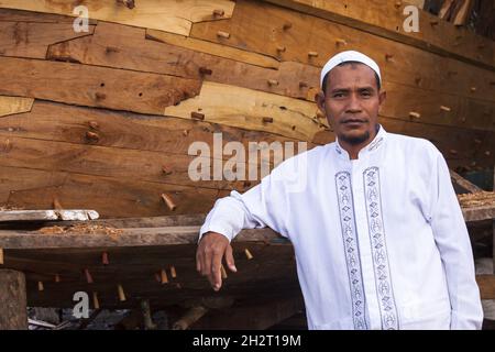 INDONESIA, SUMBAWA È UN'ISOLA INDONESIANA, NEL MEZZO DELLA CATENA DELLE ISOLE DELLA PICCOLA SUNDA, CON LOMBOK AD OVEST, FLORES AD EST. COSTRUZIONE Foto Stock