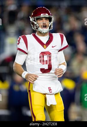 South Bend, Indiana, Stati Uniti. 23 ottobre 2021. USC quarterback Kedon Slovis (9) durante l'azione di gioco di calcio NCAA tra i Trojan USC e Notre Dame Fighting Irish al Notre Dame Stadium in South Bend, Indiana. Notre Dame sconfisse USC 31-16. John Mersies/CSM/Alamy Live News Foto Stock