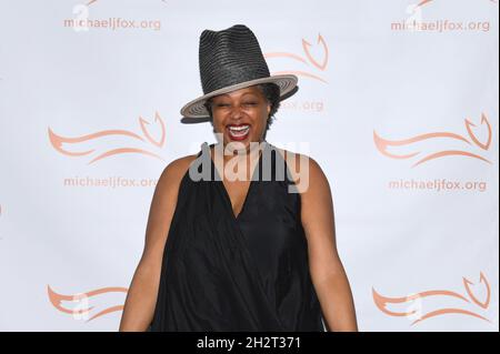 New York, Stati Uniti. 23 ottobre 2021. Lisa Fischer cammina sul tappeto rosso al Gala “2021 A Funny Thing Happened on the Way to Cure Parkinson’s” a New York, NY, 23 ottobre 2021. (Foto di Anthony Behar/Sipa USA) Credit: Sipa USA/Alamy Live News Foto Stock
