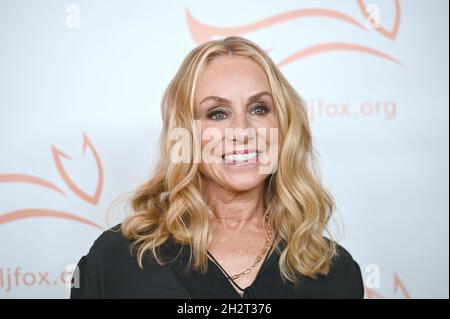 New York, Stati Uniti. 23 ottobre 2021. Tracy Pollan cammina sul tappeto rosso al Gala “2021 a Funny Thing Happened on the Way to Cure Parkinson’s” a New York, NY, 23 ottobre 2021. (Foto di Anthony Behar/Sipa USA) Credit: Sipa USA/Alamy Live News Foto Stock