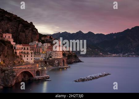 Villaggio di Atrani sulla Costiera Amalfitana in Italia Foto Stock