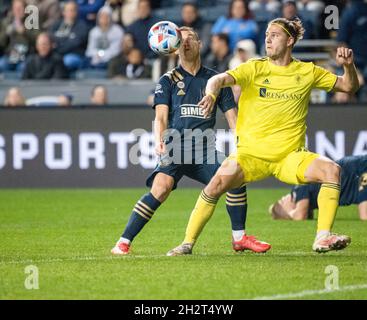 Chester, Pennsylvania, Stati Uniti. 23 ottobre 2021. Il giocatore di Philadelphia Union, DANIEL GAZDAG (6) combatte per la palla contro Nashville SC, WALKER ZIMMERMAN (25) al Subaru Park durante la partita di calcio della Major League. (Credit Image: © Ricky Fitchett/ZUMA Press Wire) Foto Stock