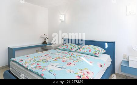 Camera da letto in appartamento per le vacanze in tonalità blu Foto Stock