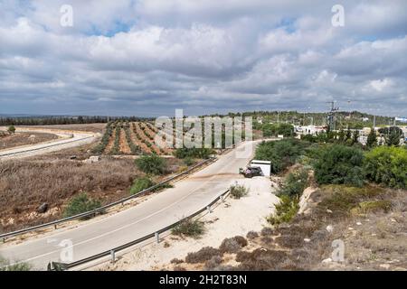 Checkpoint israeliano all'ingresso della regione di Gush Etzion della Cisgiordania dal punto di osservazione ha-Lamad-Hey con frutteti sullo sfondo Foto Stock