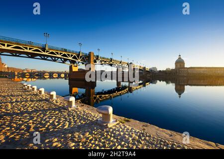 Ponte e architettura a Tolosa durante il tramonto in Francia Foto Stock