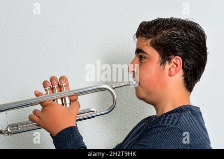 Gli studenti del Conservatorio di Musica si provano in aula. Foto Stock