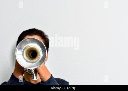 Gli studenti del Conservatorio di Musica si provano in aula. Foto Stock