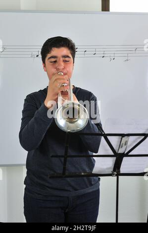 Gli studenti del Conservatorio di Musica si provano in aula. Foto Stock