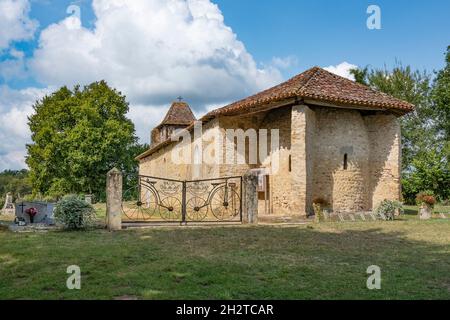 L'église du Geou aka Notre Dame des Cyclistes vicino Labastide-d'Armagnac è una piccola cappella, dove i ciclisti da tutto il mondo si riuniscono a whitsun Foto Stock