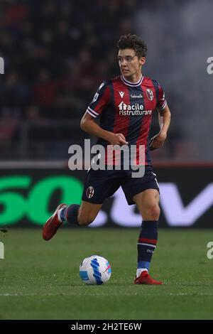 Bologna, 23 ottobre 2021. Aaron Hickey del Bologna FC durante la serie A a a Renato Dall'Ara, Bologna. Il credito d'immagine dovrebbe essere: Jonathan Moscrop / Sportimage Foto Stock