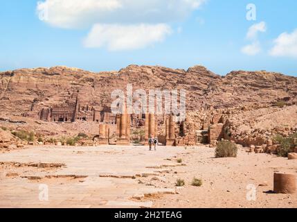 Vista con la strada colonnata nell'antica città di Petra, Giordania. Strada facciata strada strada ciottoli a Petra. Foto Stock