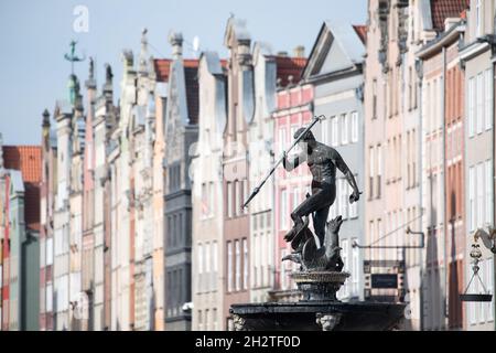 Il mannerista fiammingo Fontanna Neptuna (Fontana di Nettuno) sul Dlugi Trag (mercato lungo) nella città principale nel centro storico di Danzica, in Polonia. 3 ottobre 202 Foto Stock