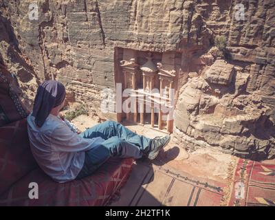 Tourist Looking the Treasury (al-Khazneh) da al-Khubtha Trail Viewpoint Foto Stock