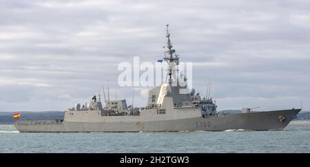 F102 Almirante Juan de Borbon una fregata spagnola di difesa aerea di classe F-100 che si avvicina a Portsmouth Harbour, Portsmouth, Hampshire, Inghilterra, Regno Unito Foto Stock