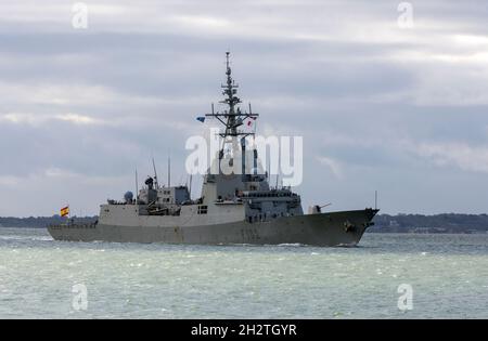 F102 Almirante Juan de Borbon una fregata spagnola di difesa aerea di classe F-100 che si avvicina a Portsmouth Harbour, Portsmouth, Hampshire, Inghilterra, Regno Unito Foto Stock