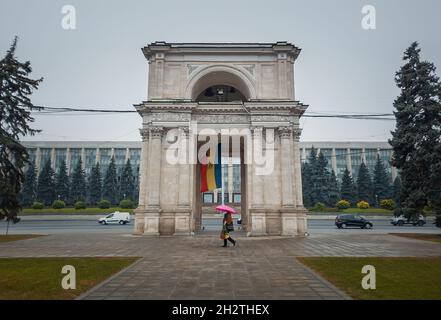 Arco trionfale di fronte al palazzo del governo, Chisinau, Moldavia. Monumenti storici della capitale Foto Stock