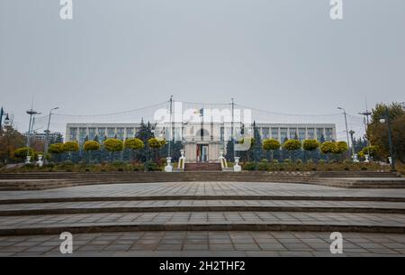 Vista dalla piazza dell'Arco di Trionfo di fronte all'edificio governativo, Chisinau, Moldavia. Monumenti storici della capitale Foto Stock