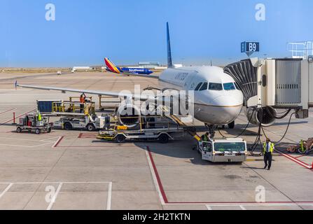 WASHINGTON, DC - 16 AGOSTO: L'aereo United Airlines è ancorato all'aeroporto internazionale di Dulles il 16 agosto 2021 a Washington DC. Foto Stock