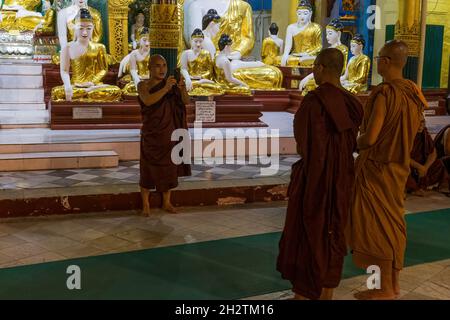 YANGON, MYANMAR - 1 GENNAIO 2017: Monaco buddista scattare foto con una fotocamera per smartphone il 1 gennaio 2017 a Shwedagon Paya pagoda in Yangon, Myanmar Foto Stock