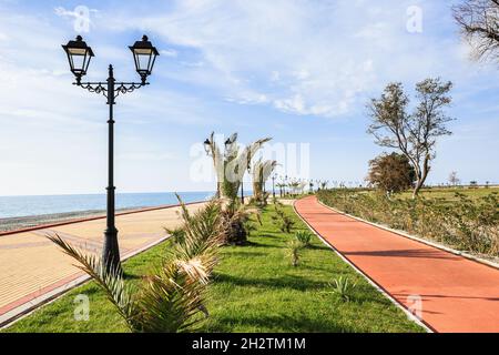 SOCHI, ADLER, RUSSIA - 12 novembre 2014: Argine del Parco Olimpico di Sochi, Adler, Russia, dove si sono svolte le Olimpiadi invernali del 2014 Foto Stock