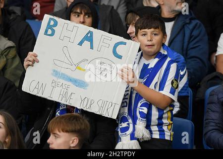BRIGHTON, INGHILTERRA - OTTOBRE 23: Un fan di Brighton con un cartello durante la partita della Premier League tra Brighton & Hove Albion e Manchester City all'American Express Community Stadium il 23 ottobre 2021 a Brighton, Inghilterra. Supporto MB Foto Stock