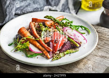 Carota Pepe Asparagus con Quinoa e insalata di rucola Foto Stock