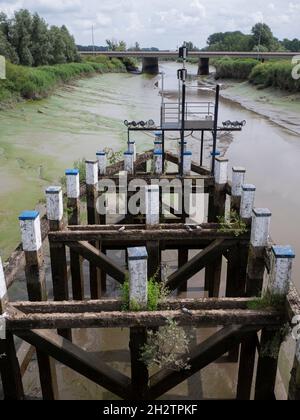 Costruzione in legno su un ponte sul fiume Durme in Hamme Belgio Foto Stock