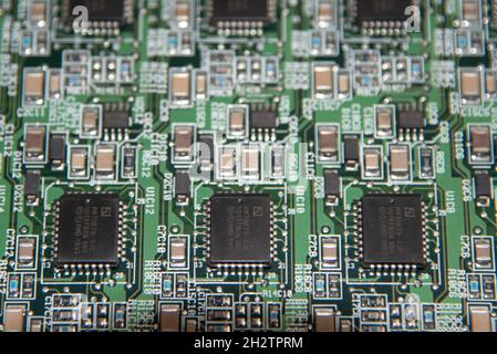 ottobre 2021. Primo piano dei diversi circuiti su una scheda madre per computer. Foto di alta qualità. Macro. Foto Stock